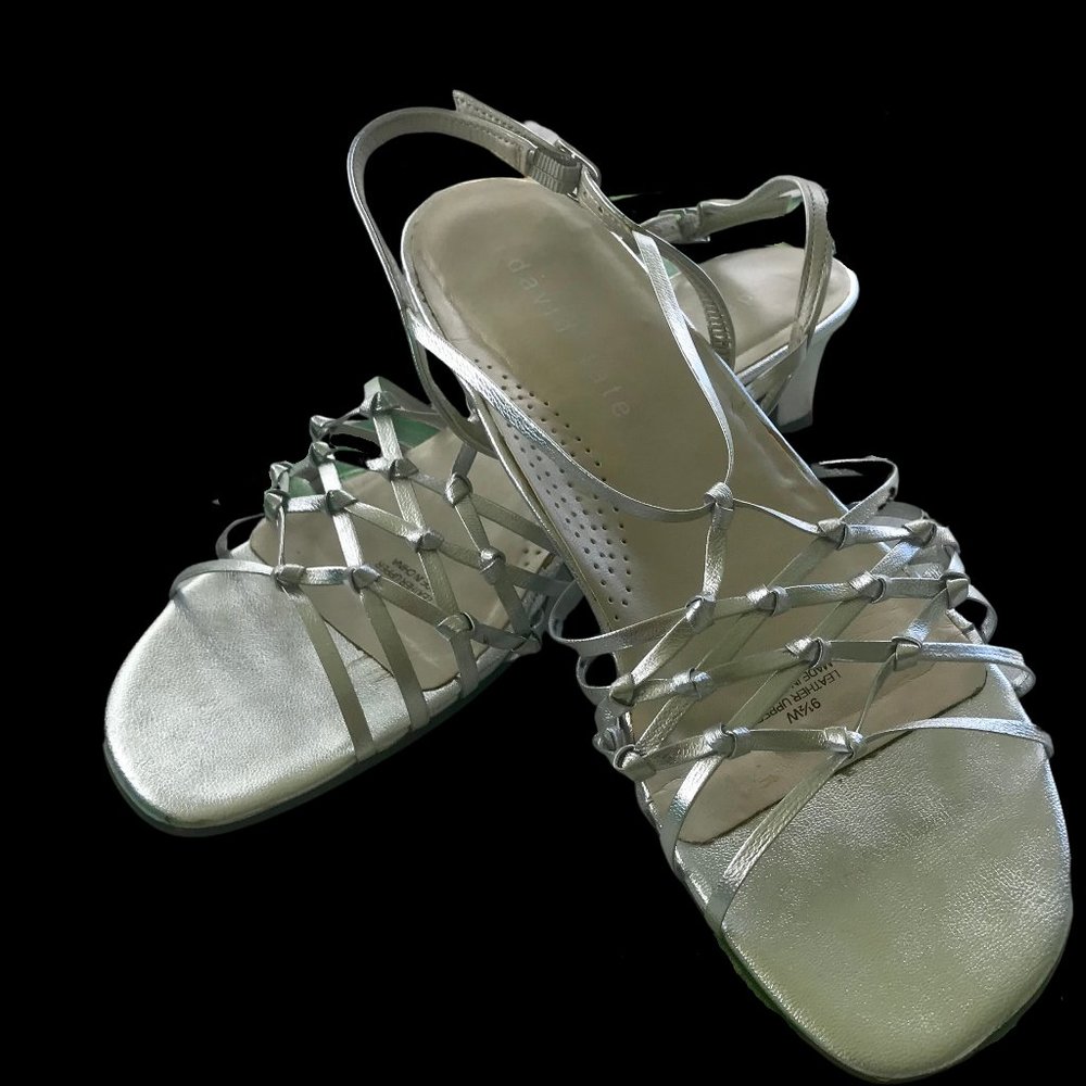 David Tate silver "YNot" kitten heel sandals 9.5 wide 9.5w